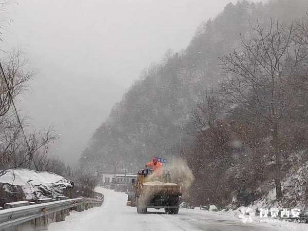 秦岭山区积雪10厘米 西安市公路局持续除雪保畅