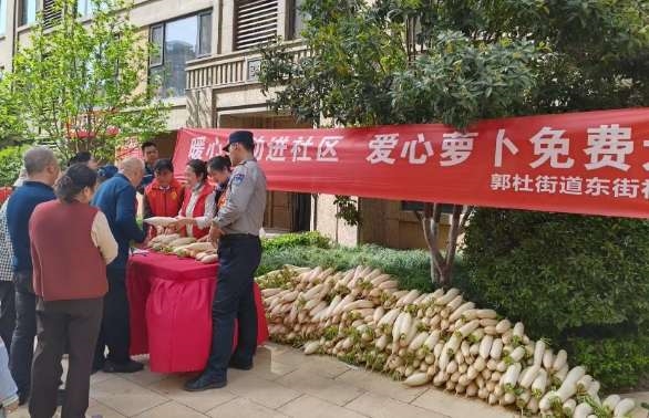 爱心萝卜传温情 社区关怀暖人心