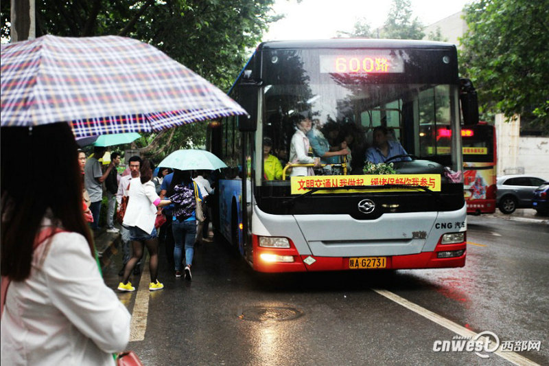 5月17日早高峰，一辆600路公交前门已挤不进人，司机打开后门让乘客上车。