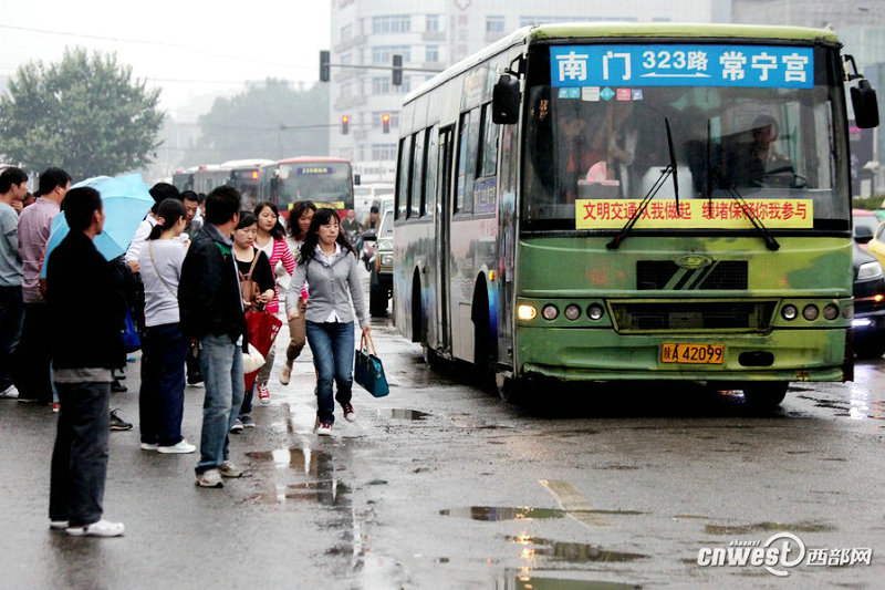 5月17日早高峰，市民跟着一辆323路公交车一路小跑，希望能够挤上去。