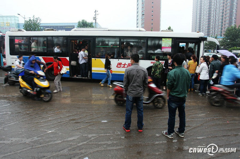 5月17日早高峰，由长安区行至三森的K631路公交车挤满了乘客。