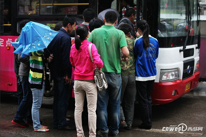 5月17日早高峰，市民们希望能够挤上一辆游9路公交车。