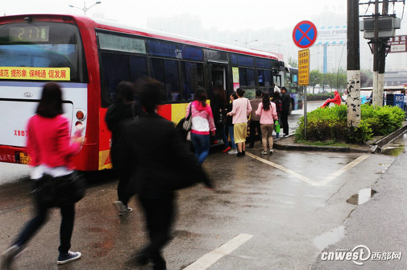 5月17日早高峰，公交车停在离站台很远的地方，“只要能挤上去，多跑几步也没啥”。